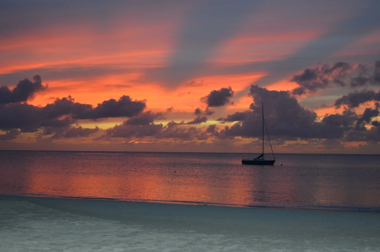 Ein orange-rosa Sonnenuntergang über der Karibik in der Dickenson Bay, Antigua