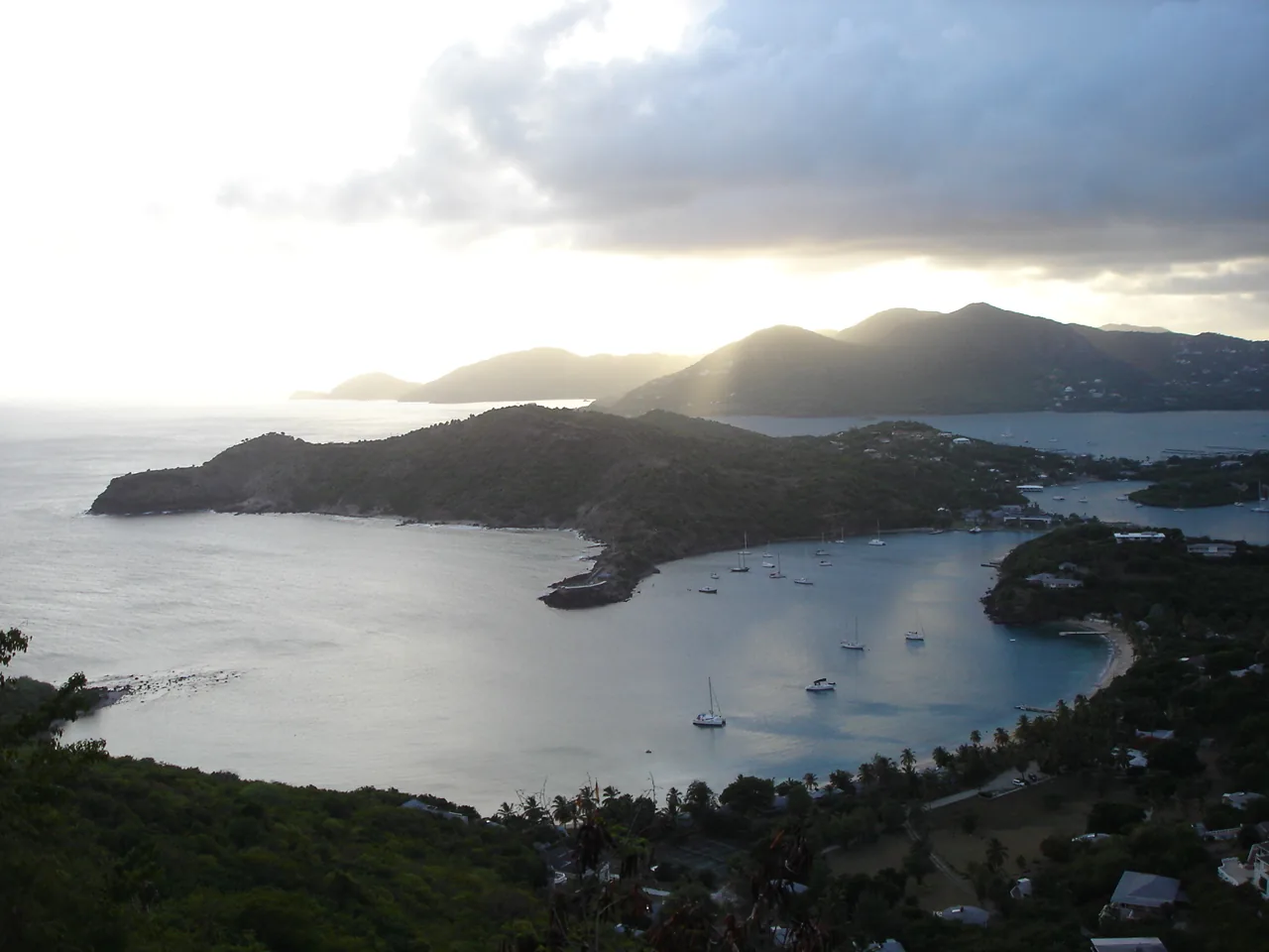 Abenddämmerung über den Hügeln und Buchten um English Harbour, gesehen von Shirley Heights, Antigua